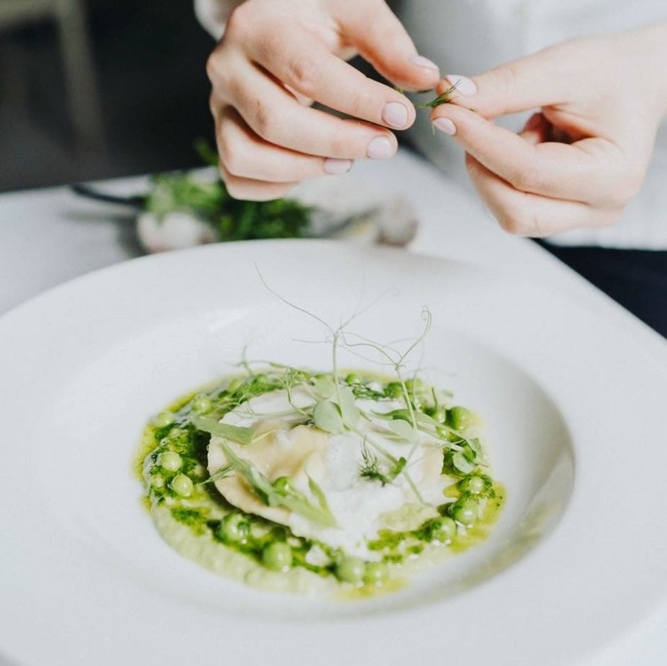 Velouté de Pois Cassés avec Œuf Parfait, Brochette de Crevettes et micro pousses de Pois
